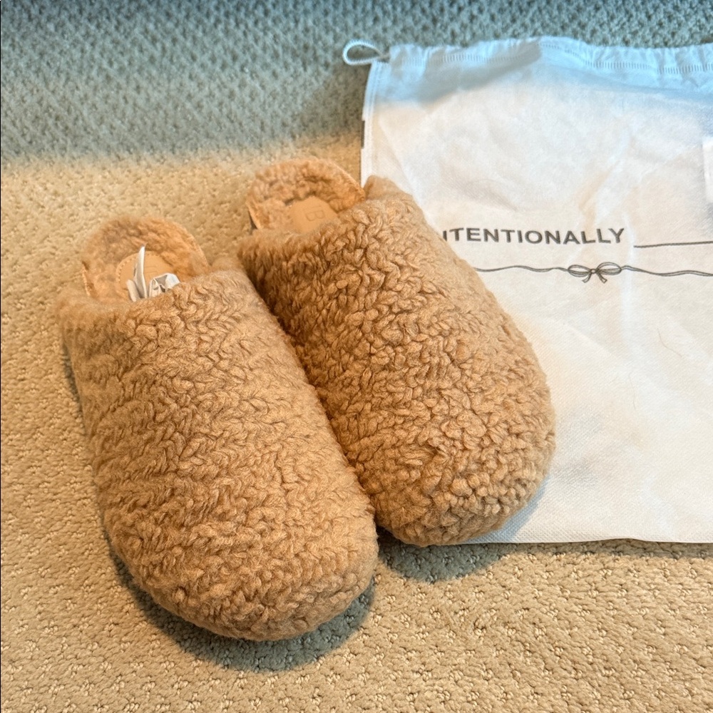 Intentionally blank: Apres Slipper - Cozy Tan Fuzzy Slippers